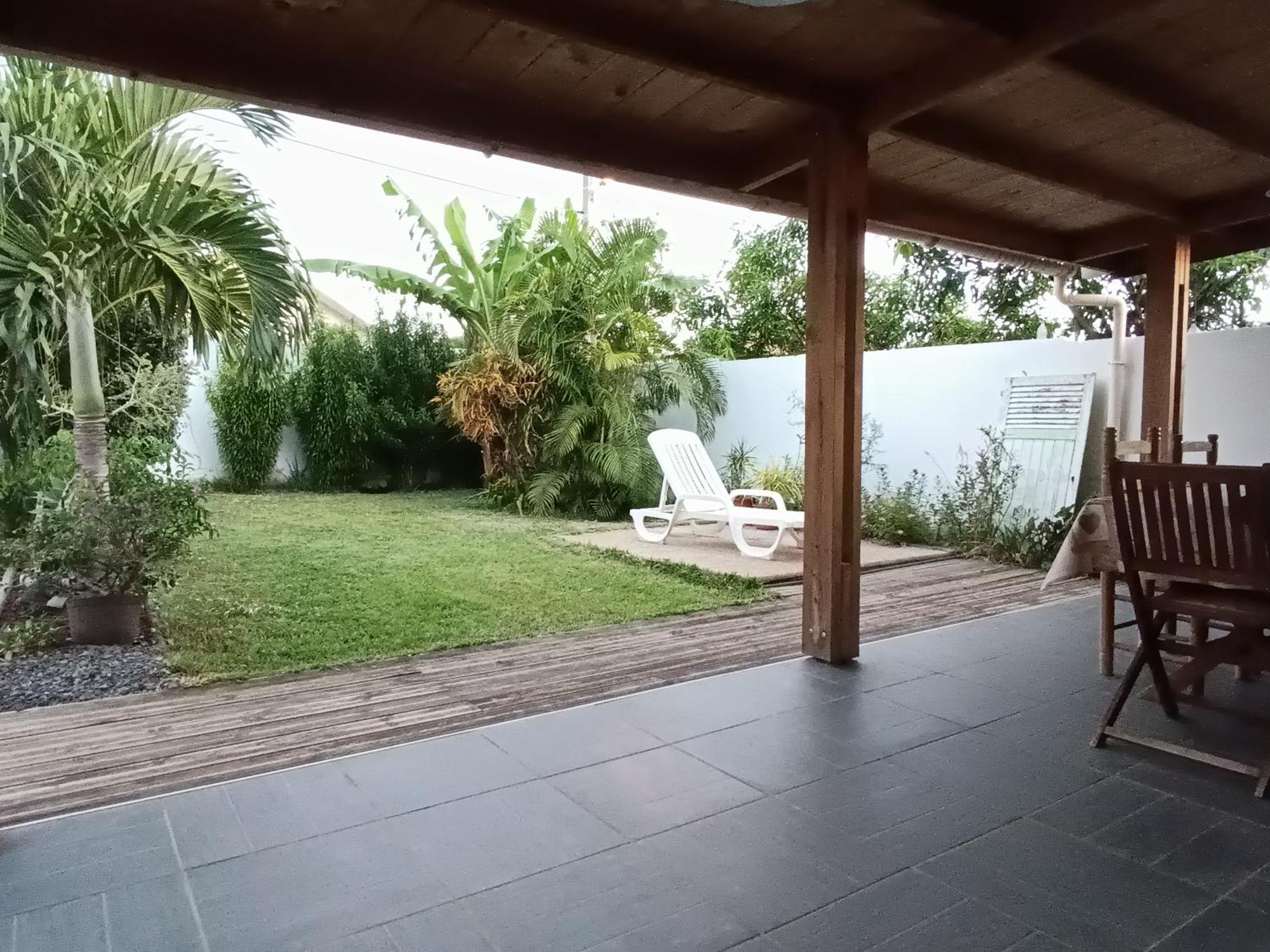 jolie maison st pierre , JACUZZI, jardin, Saint Pierre Chambre photo